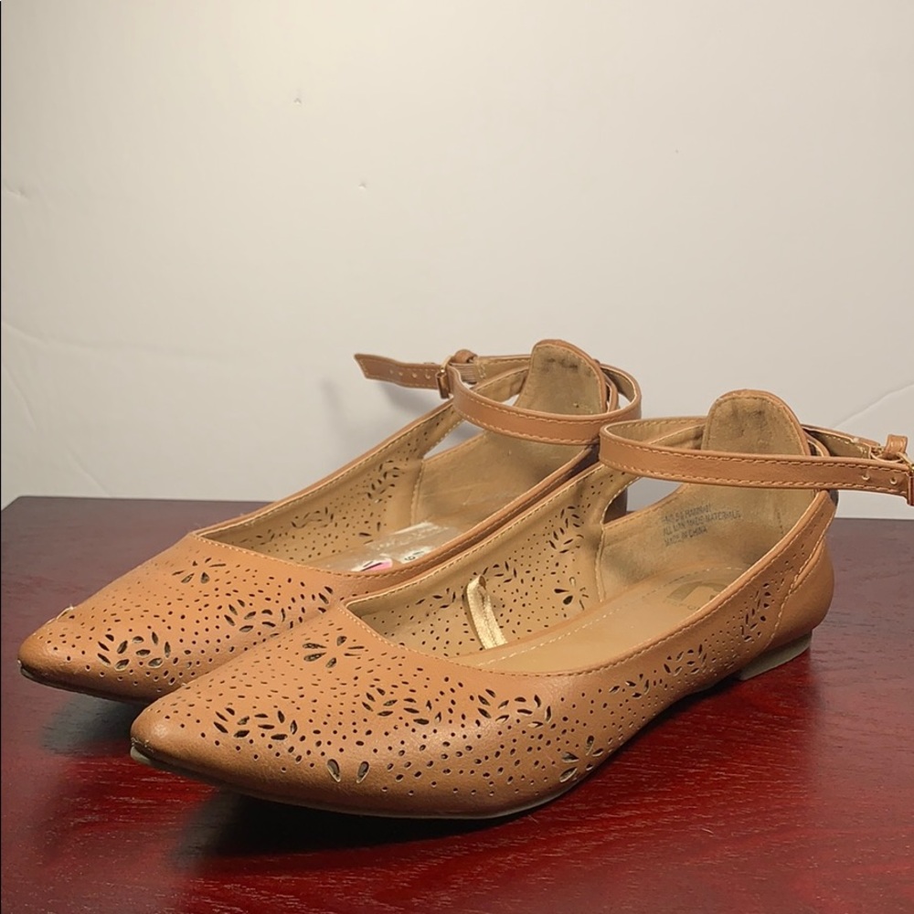 Report Flats with Cross Ankle Strap